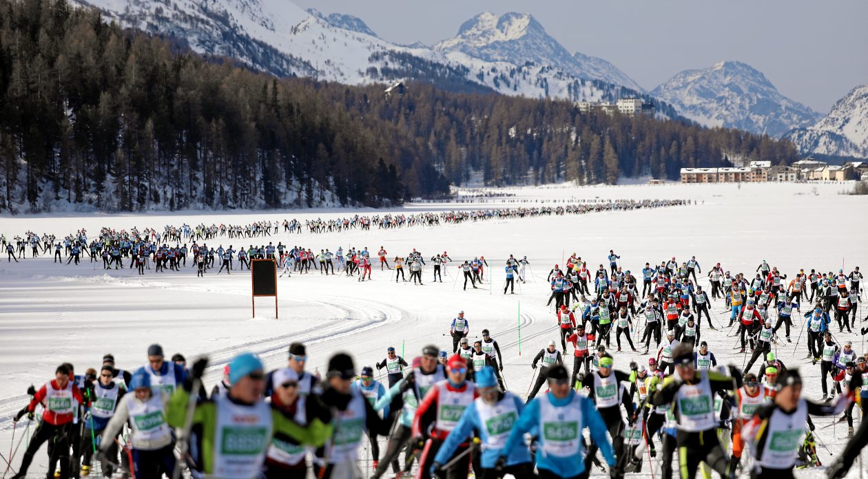 Il numero di partecipanti alla Engadin Skimarathon si attesta nell'ordine delle decine di centinaia di atleti. Uno spettacolo incredibile.