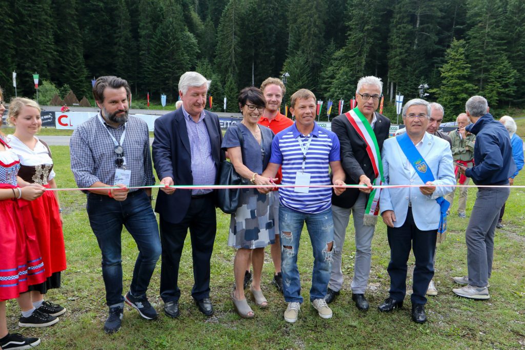 Il taglio del classico nastro tricolore è stato effettuato dal primo vicepresidente dell'IBU Viktor Maigourov