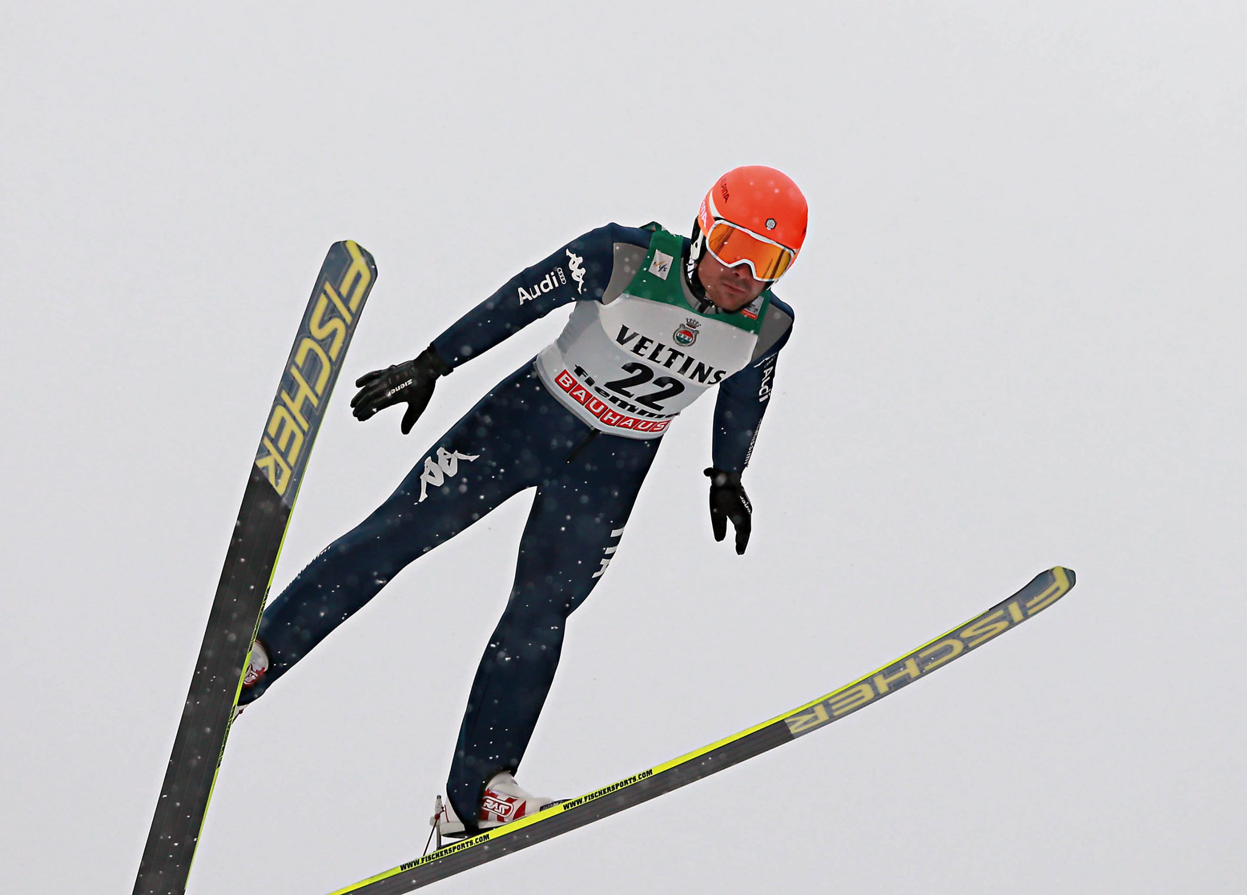L'atleta altoatesino Lukas Runggaldier durante una prova di salto.