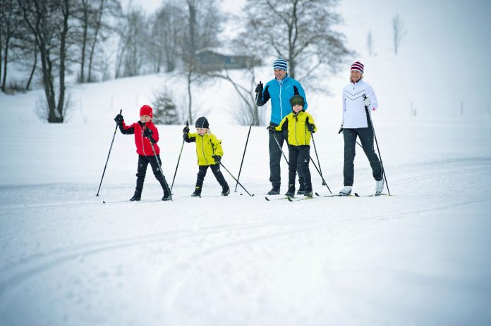 Fare sci di fondo con la famiglia, in compagnia di Fischer.