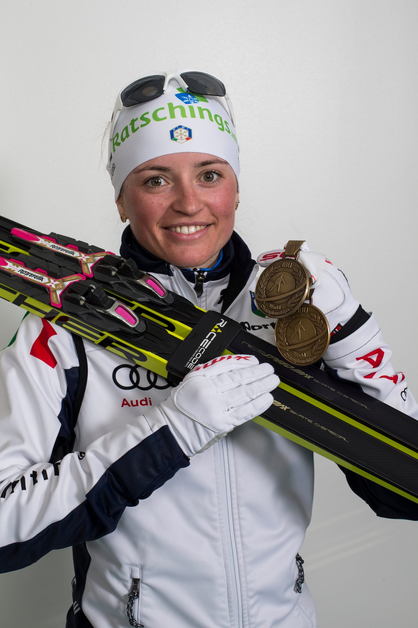 L'azzurra Karin Oberhofer con le medaglie mondiale e gli sci Fischer (NordicFocus)