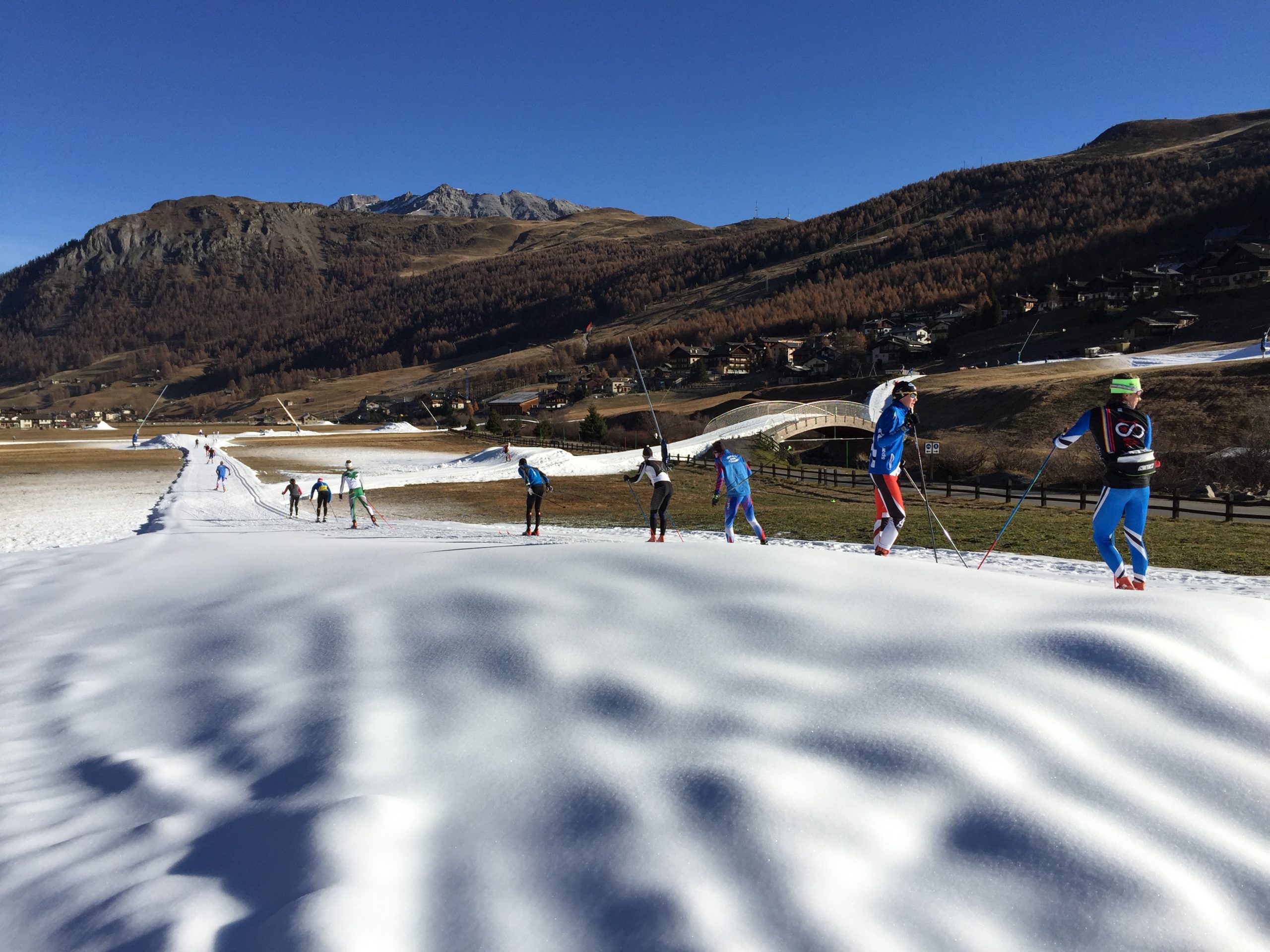 Livigno si tinge d'azzurro: fondisti al lavoro - Rivista SciFondo