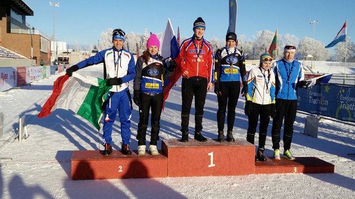 Gli juniores sul podio con Liporace che sventola il Tricolore (foto Fitri)
