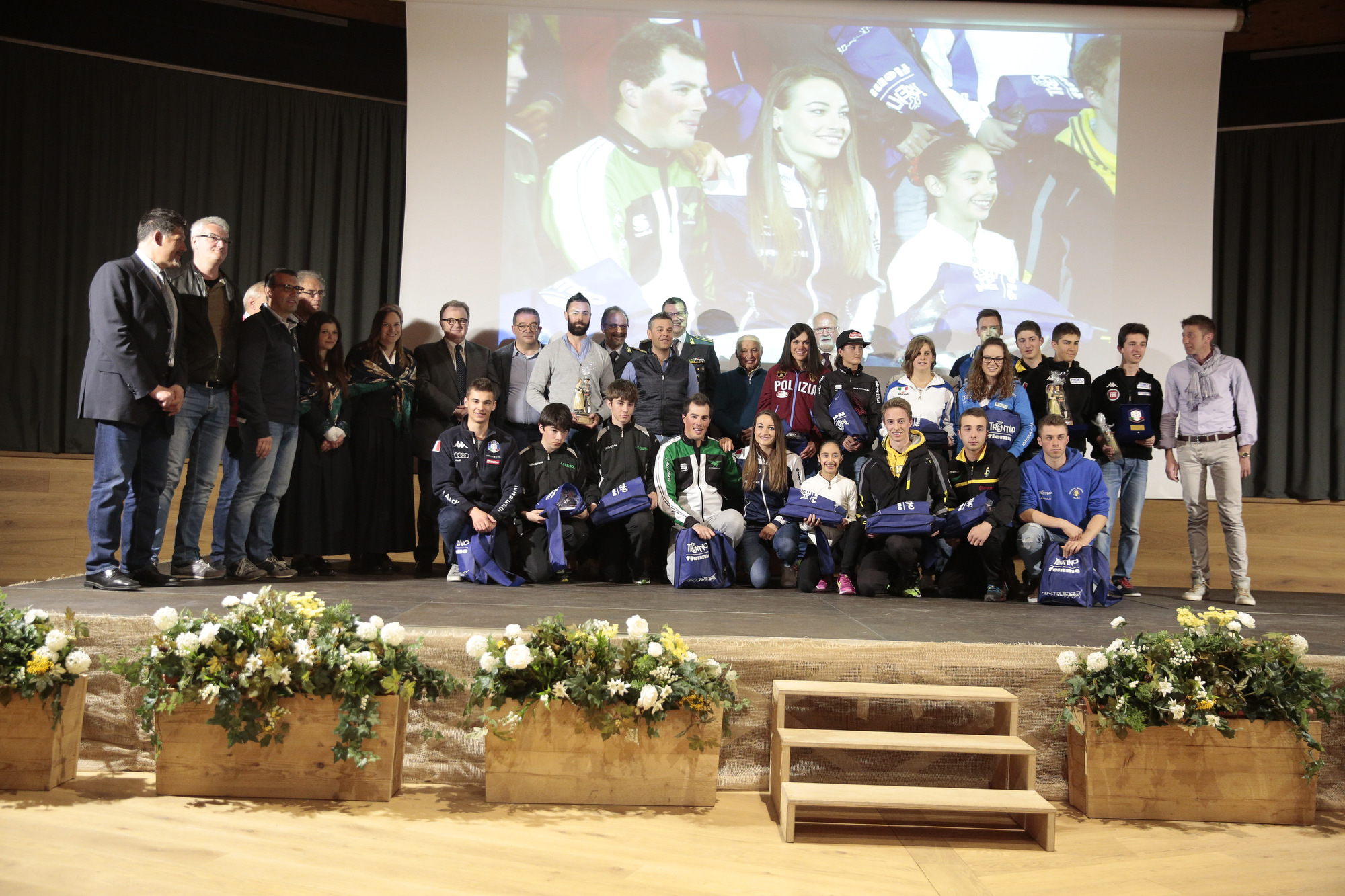 La foto di gruppo in chiusura di "Campioni in piazza" (foto F. Modica)