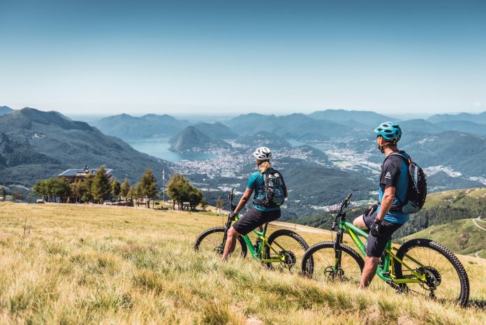 Switzerland Summer: Capanna Monte Bar, Mountainbiker Paar